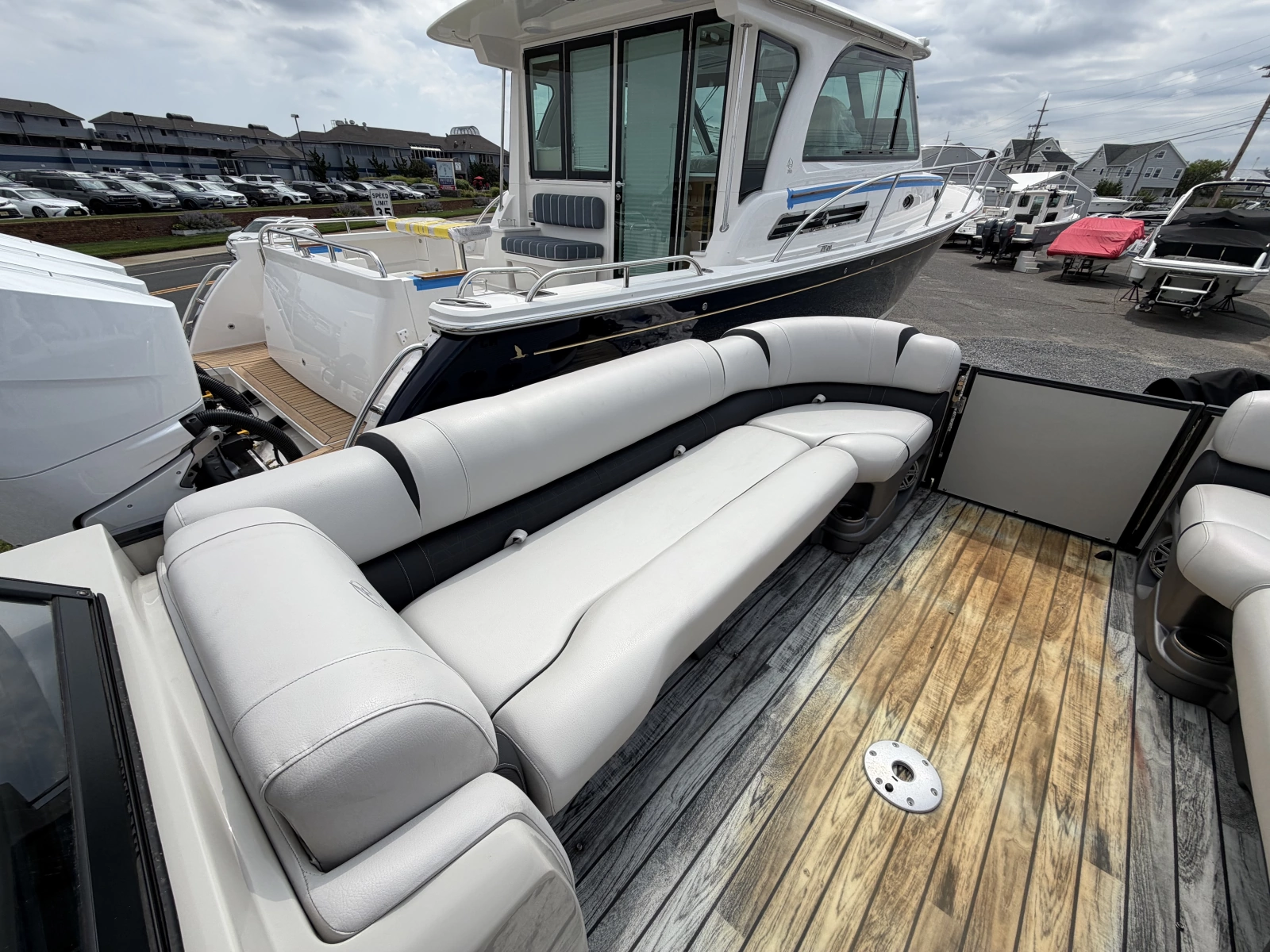 2019 Avalon Catalina Elite - 27'