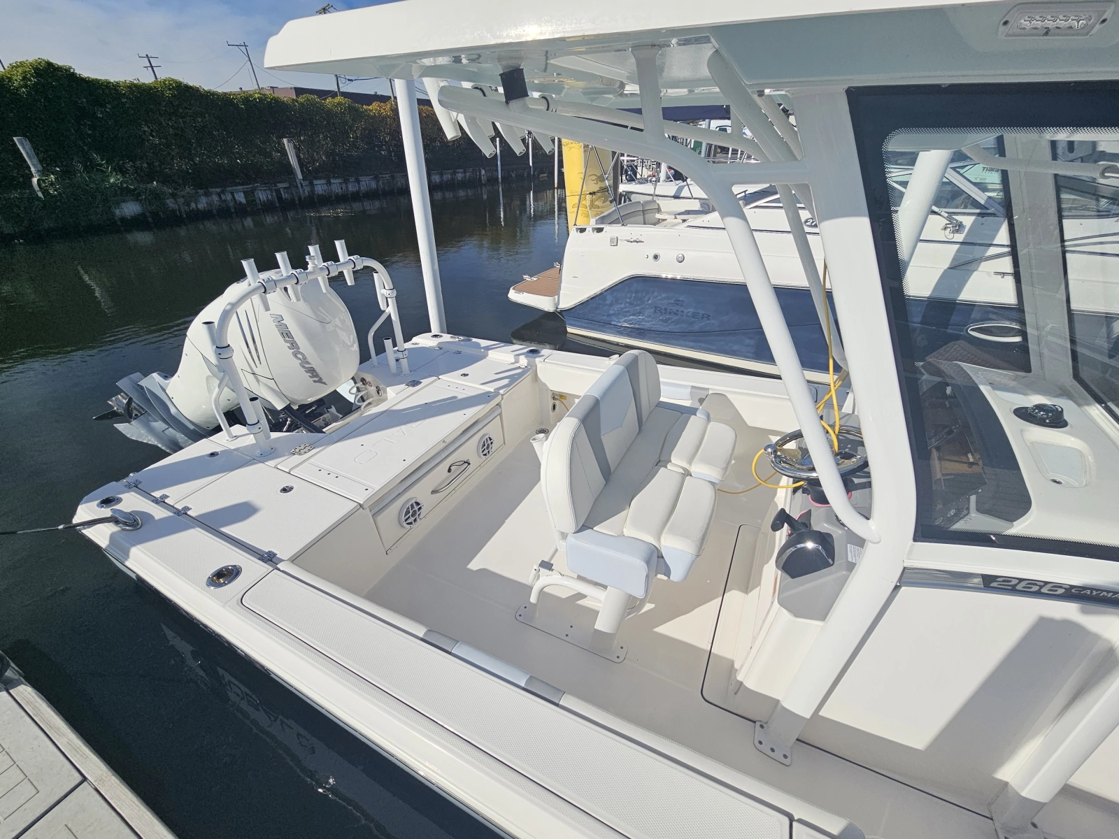 2023 Robalo 266 Cayman