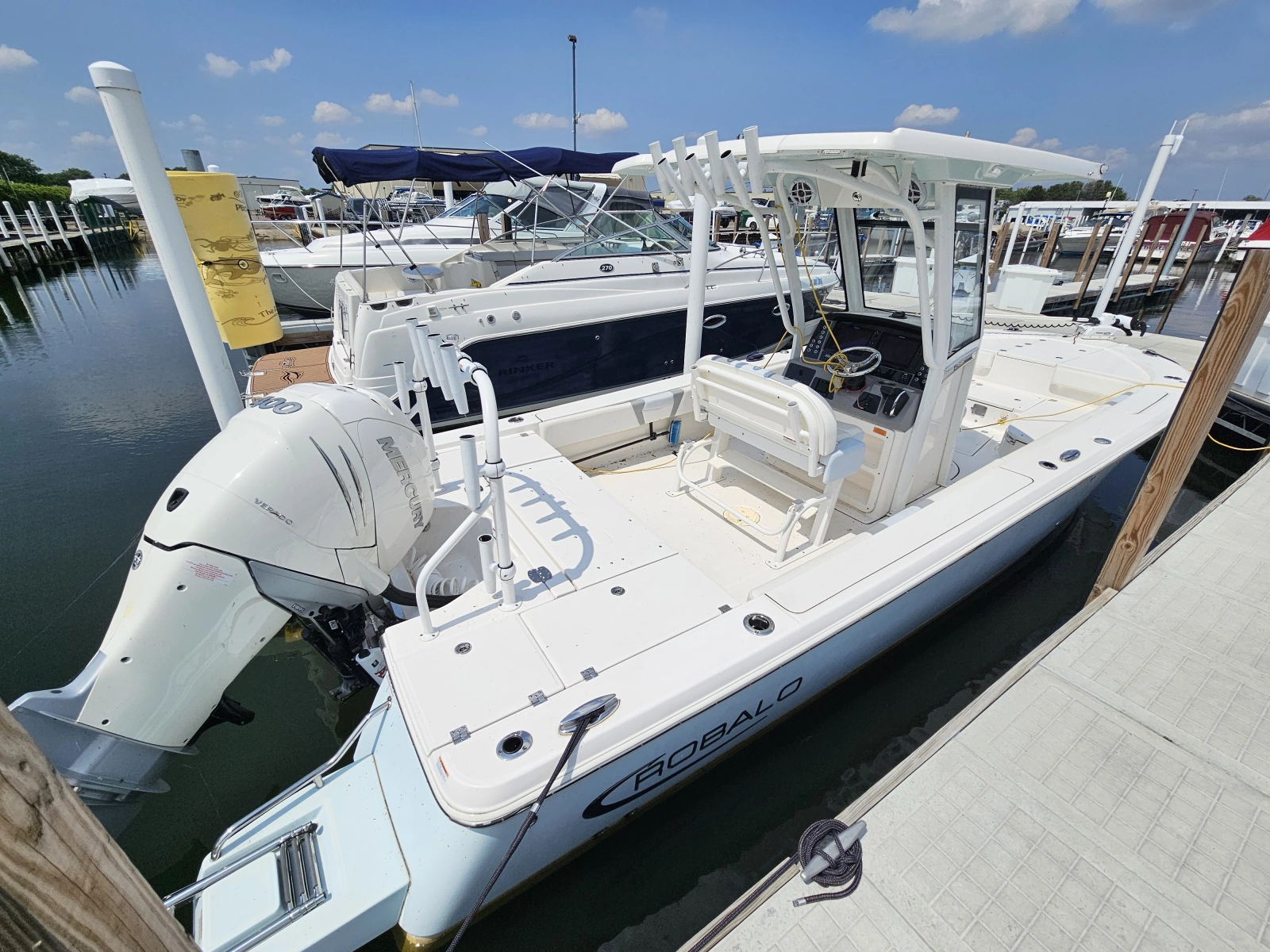 2023 Robalo 266 Cayman