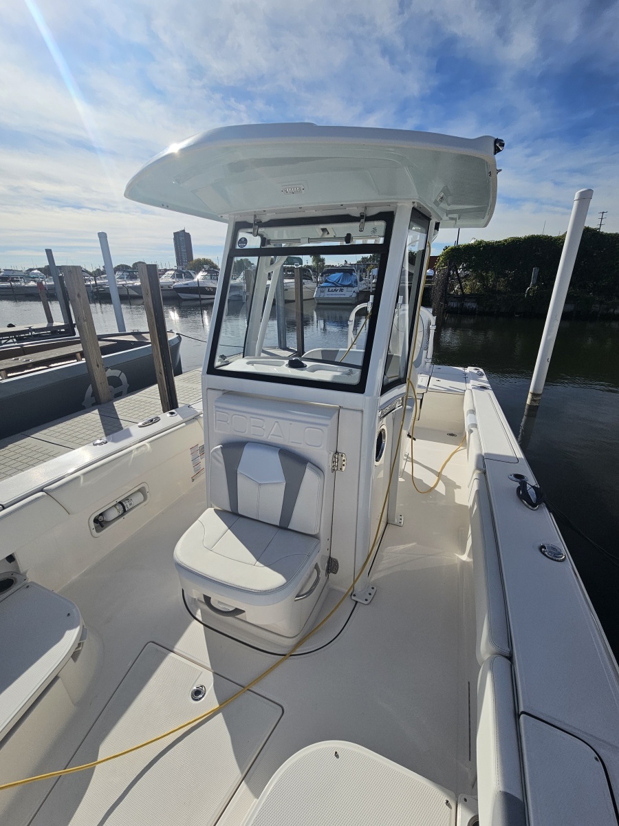 2023 Robalo 266 Cayman