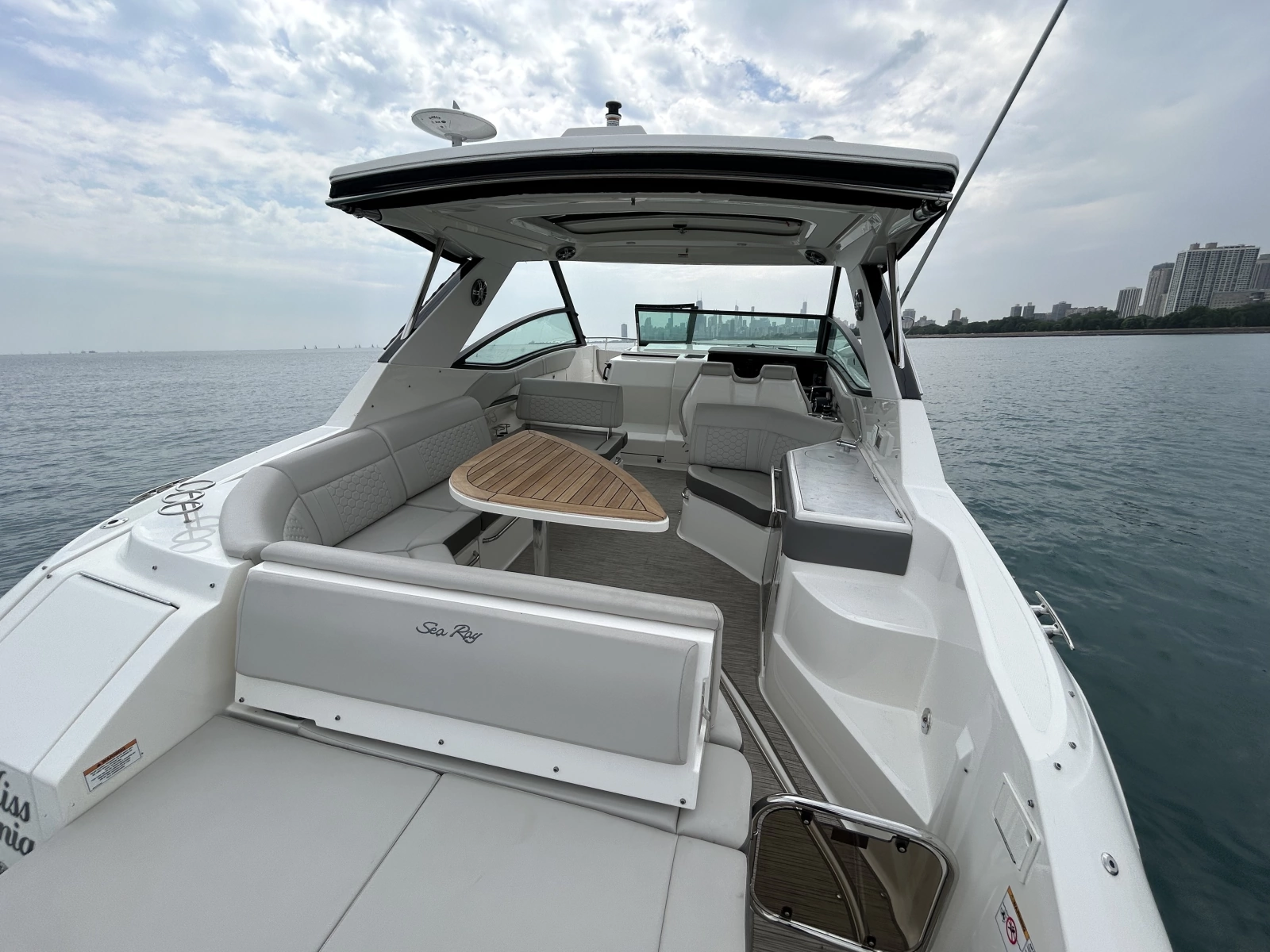 2023 Sea Ray Sundancer 320