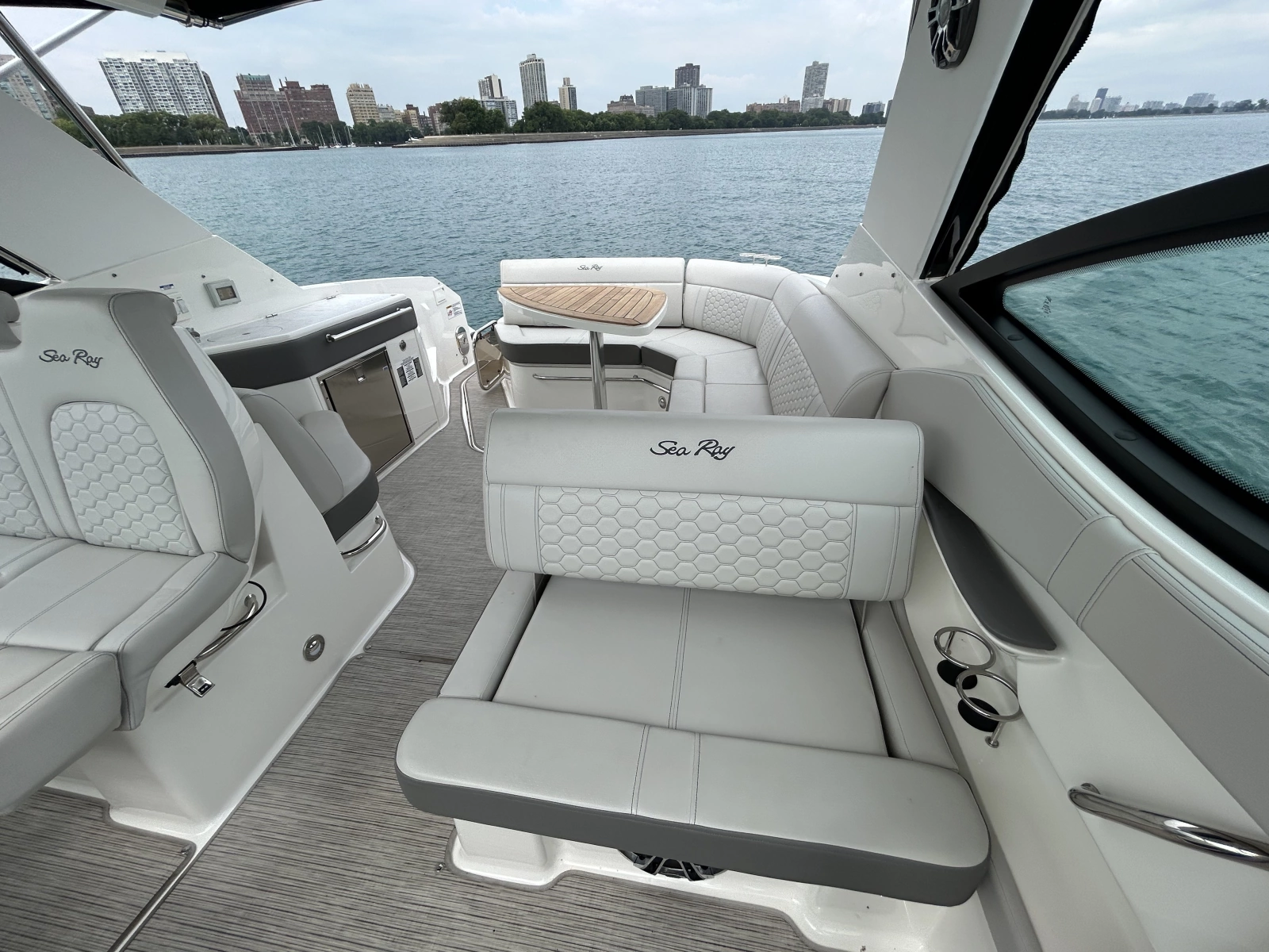 2023 Sea Ray Sundancer 320