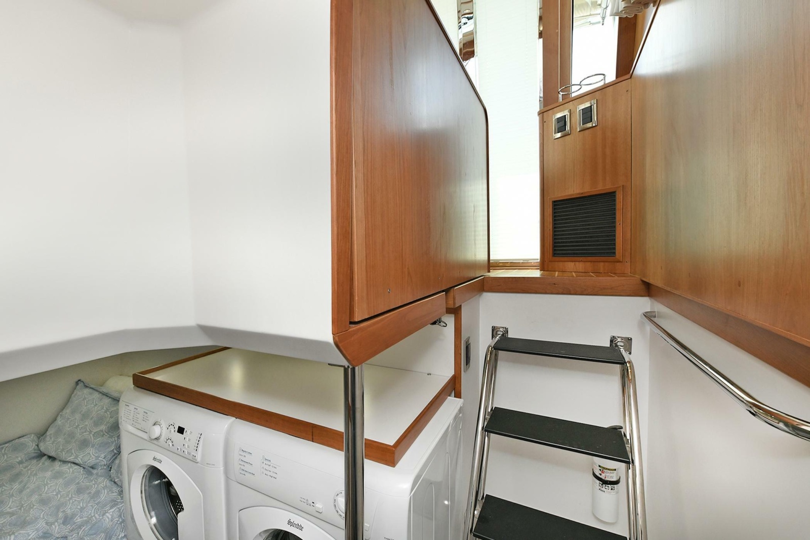 2021 Sabre 48 Salon Express