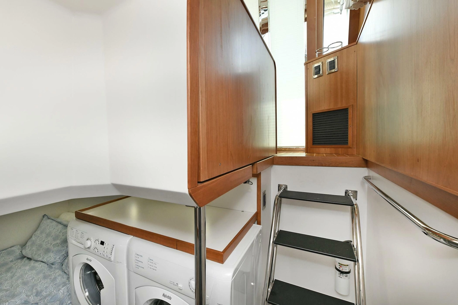 2021 Sabre 48 Salon Express