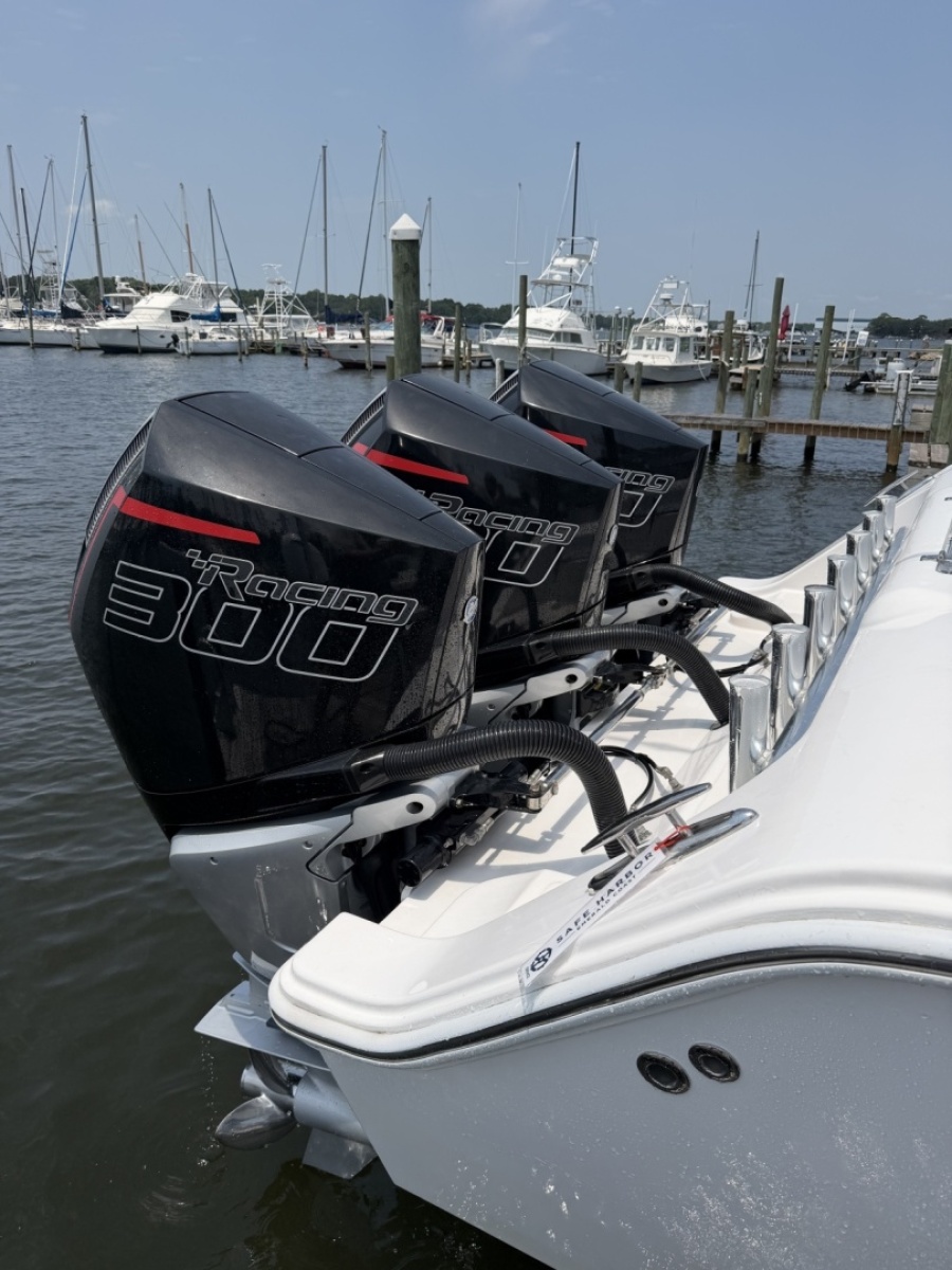 Front Runner 33 CC Transom Outboard Power