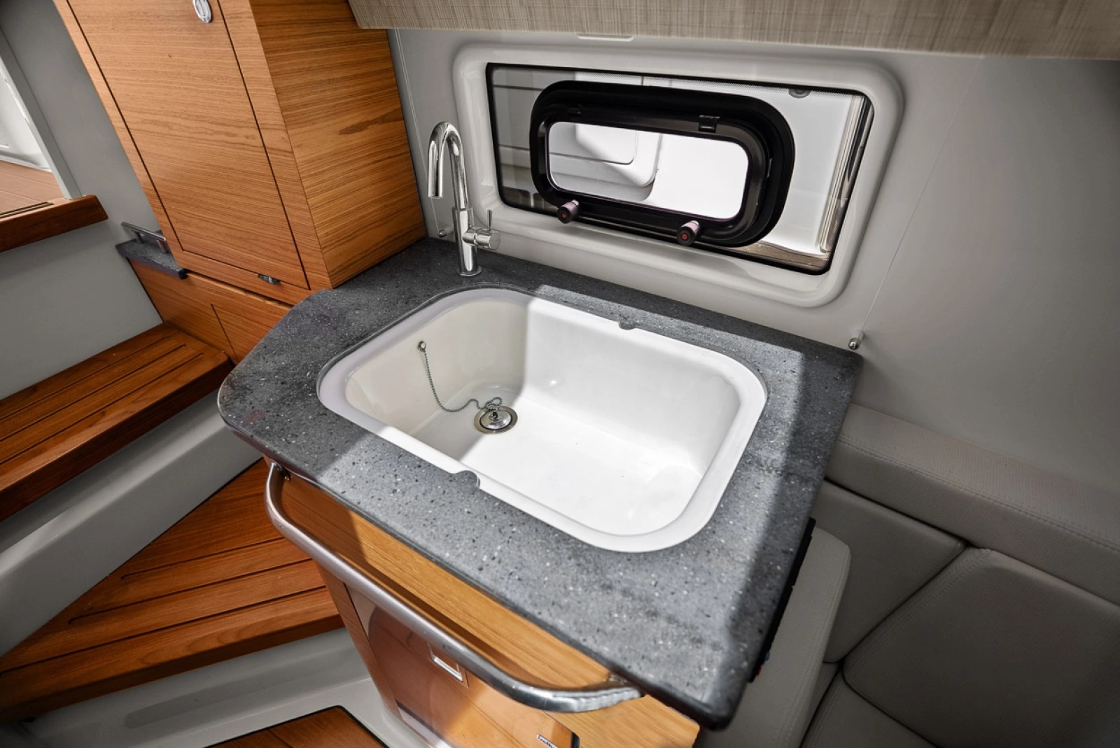 2020 Boston Whaler 380 Realm
