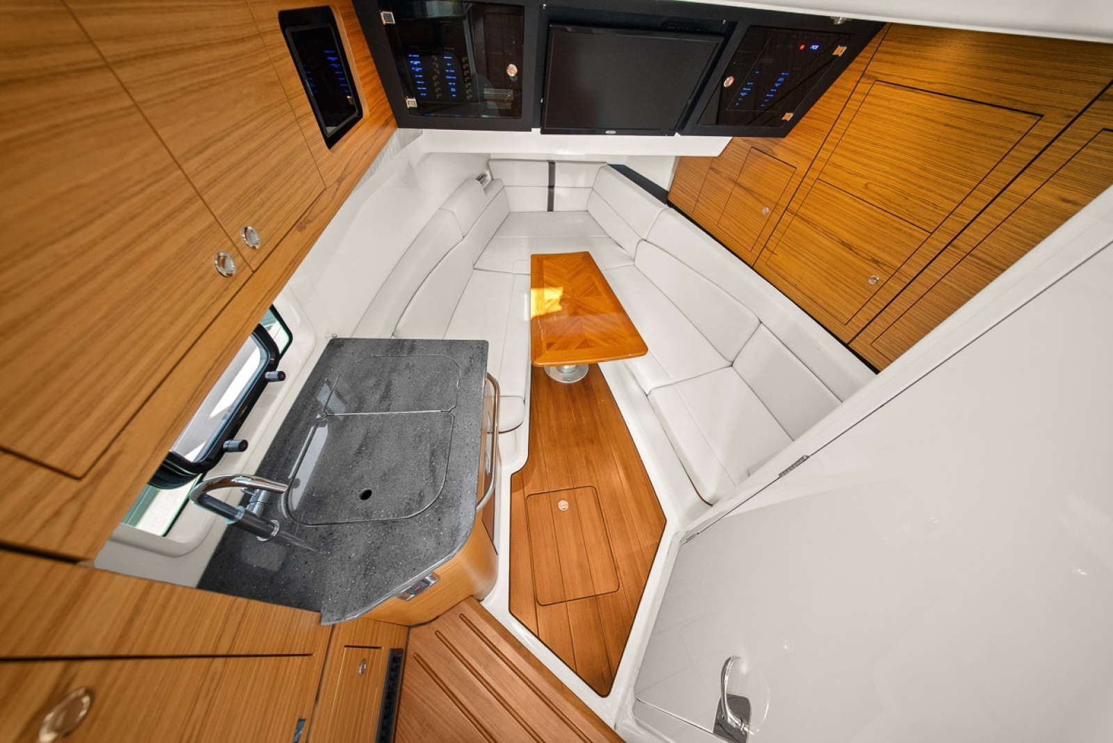 2020 Boston Whaler 380 Realm