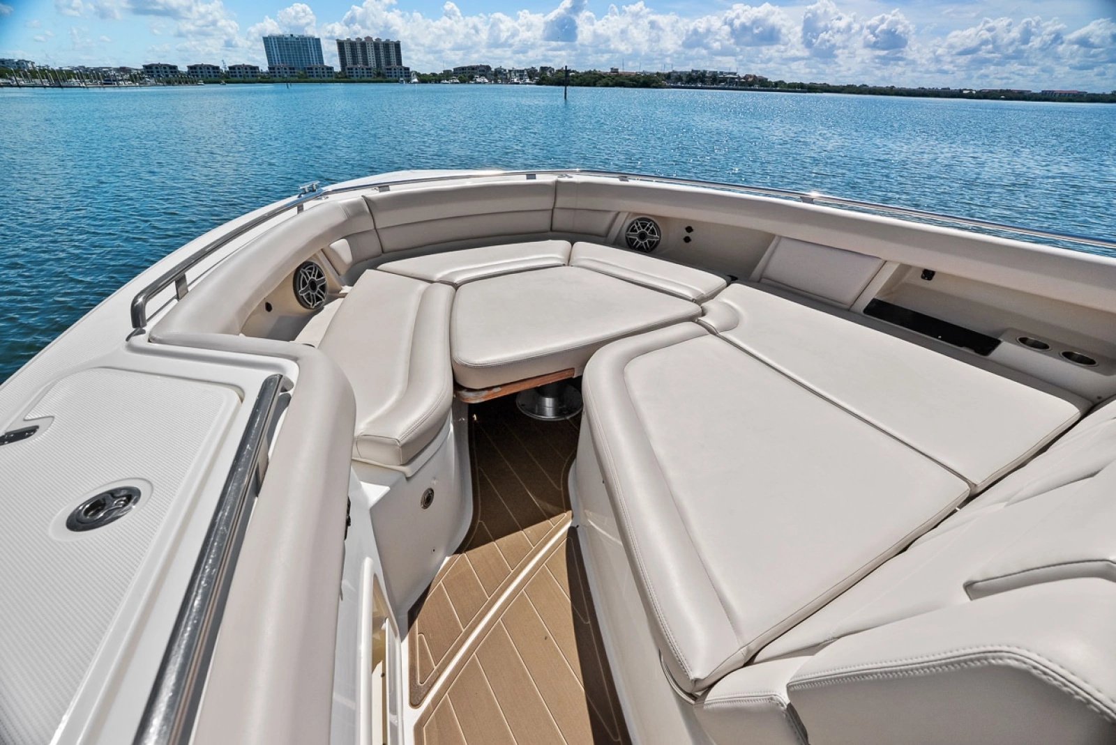 2020 Boston Whaler 380 Realm
