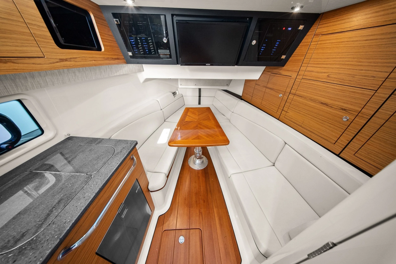 2020 Boston Whaler 380 Realm