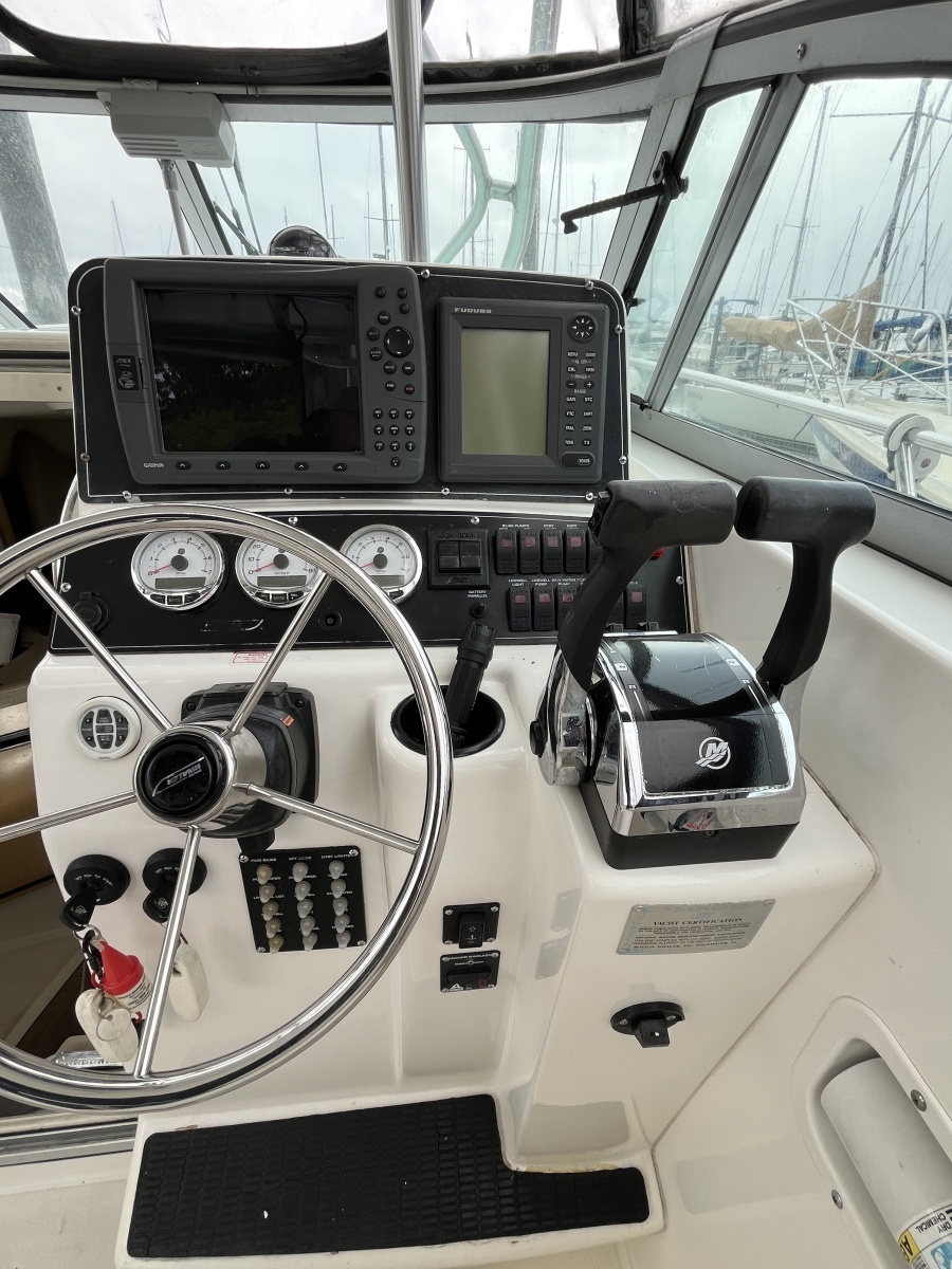 2001 Boston Whaler Conquest 28