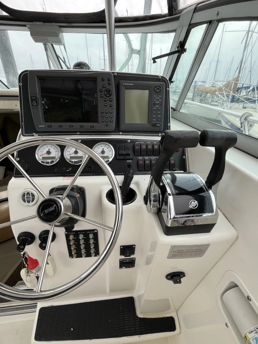 2001 Boston Whaler Conquest 28