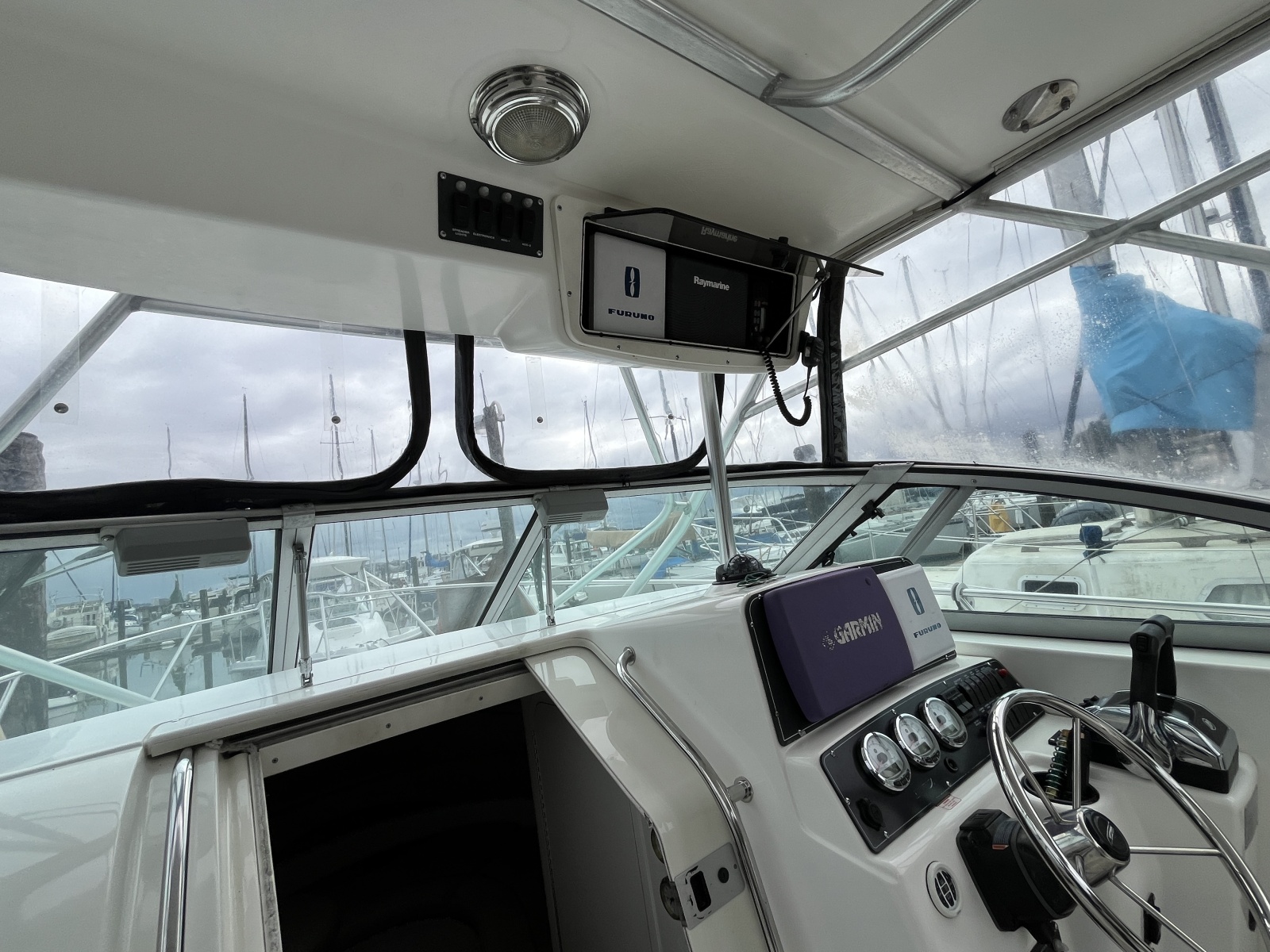 2001 Boston Whaler Conquest 28