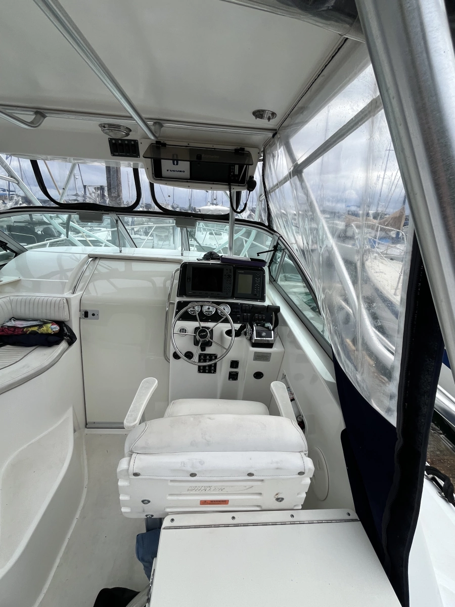 2001 Boston Whaler Conquest 28