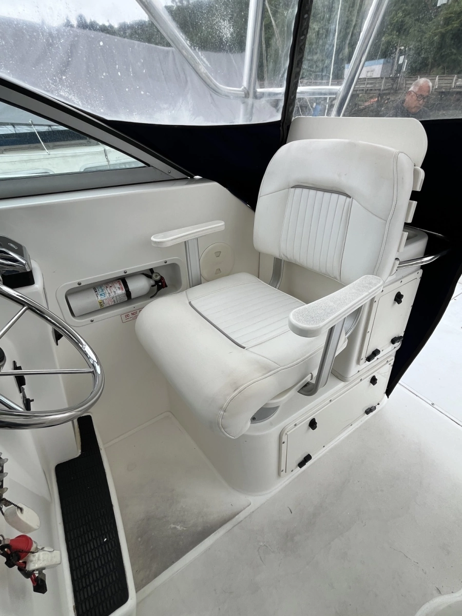 2001 Boston Whaler Conquest 28