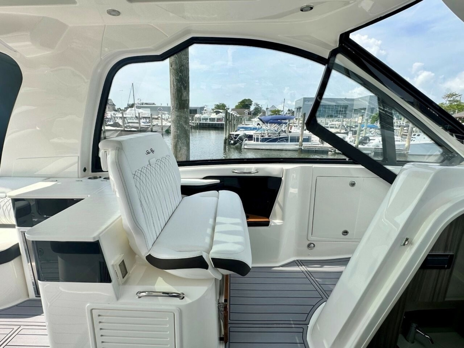 2022 Sea Ray 37 Sundancer 370 OB