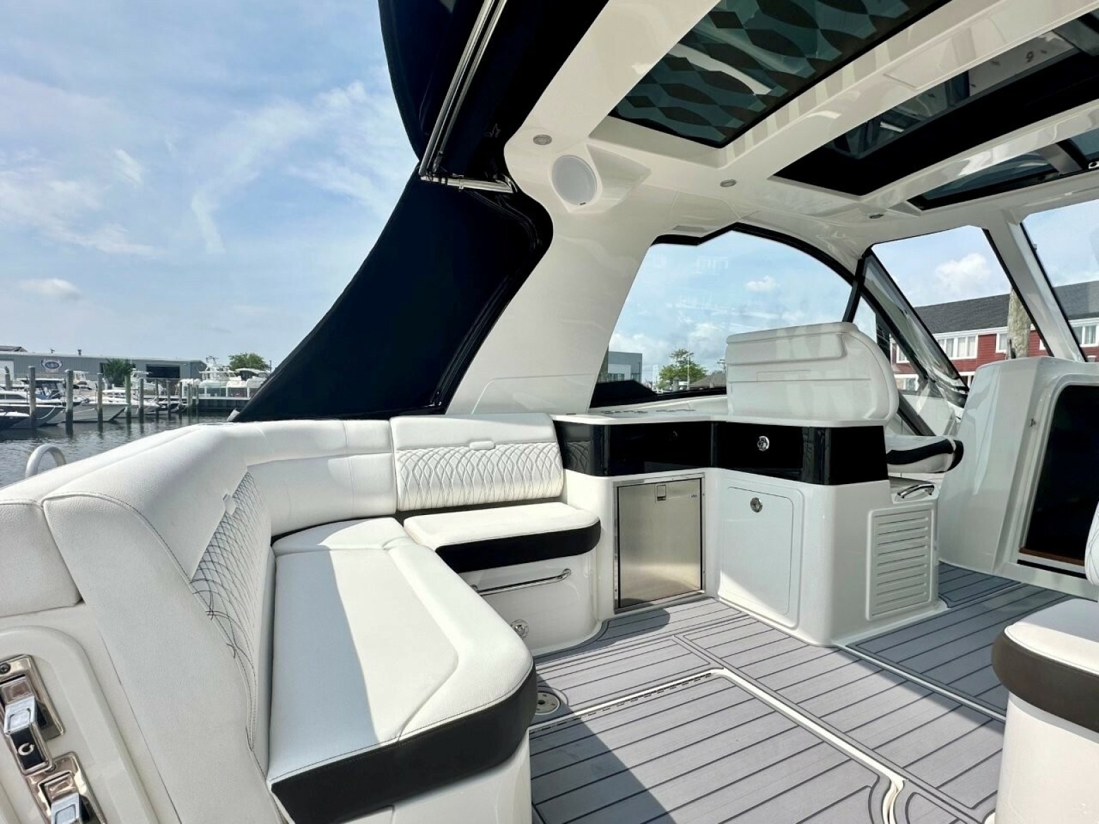 2022 Sea Ray 37 Sundancer 370 OB