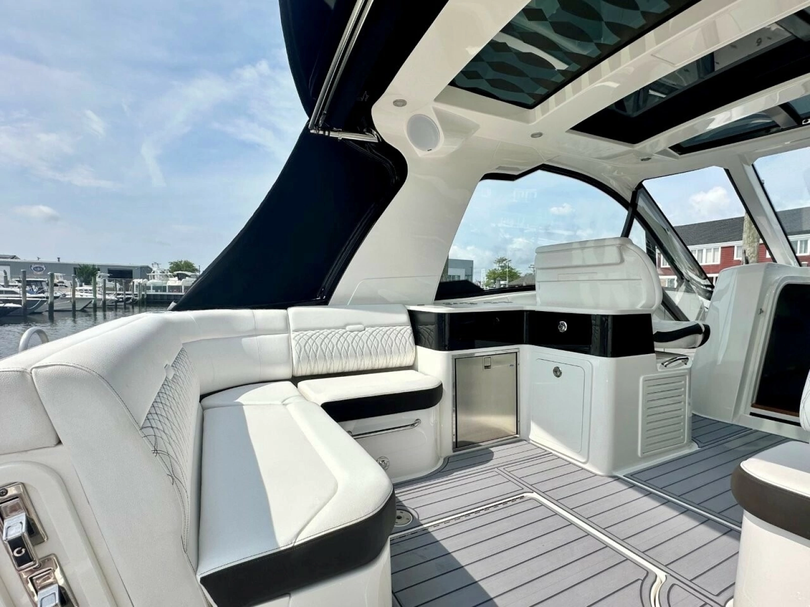 2022 Sea Ray 37 Sundancer 370 OB