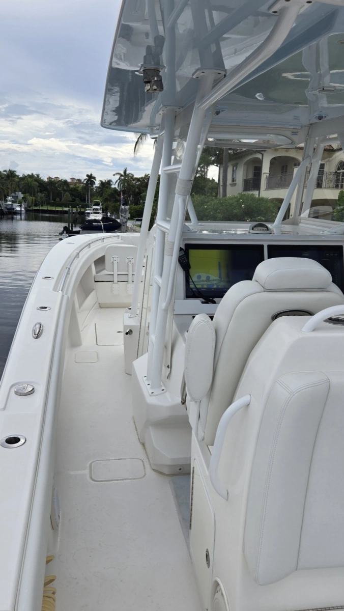 2018 Invincible 39 Open