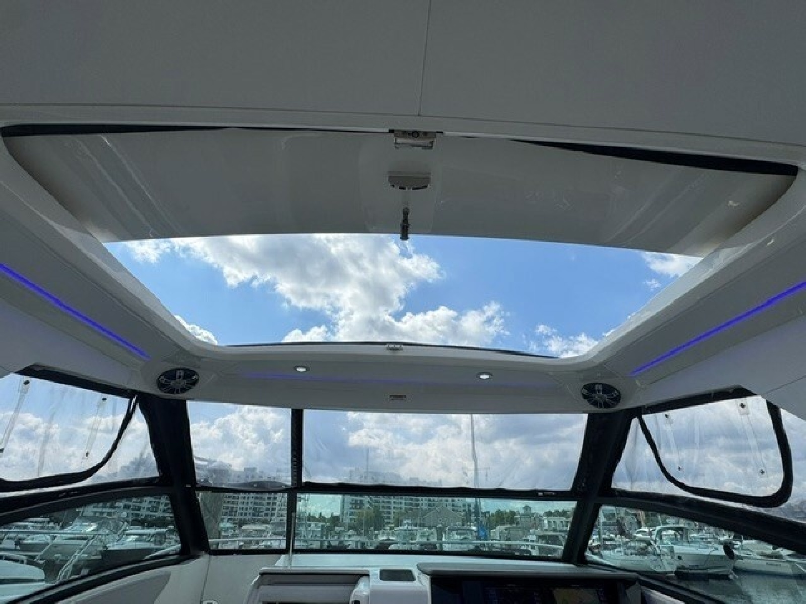 2020 Sea Ray 320 Sundancer