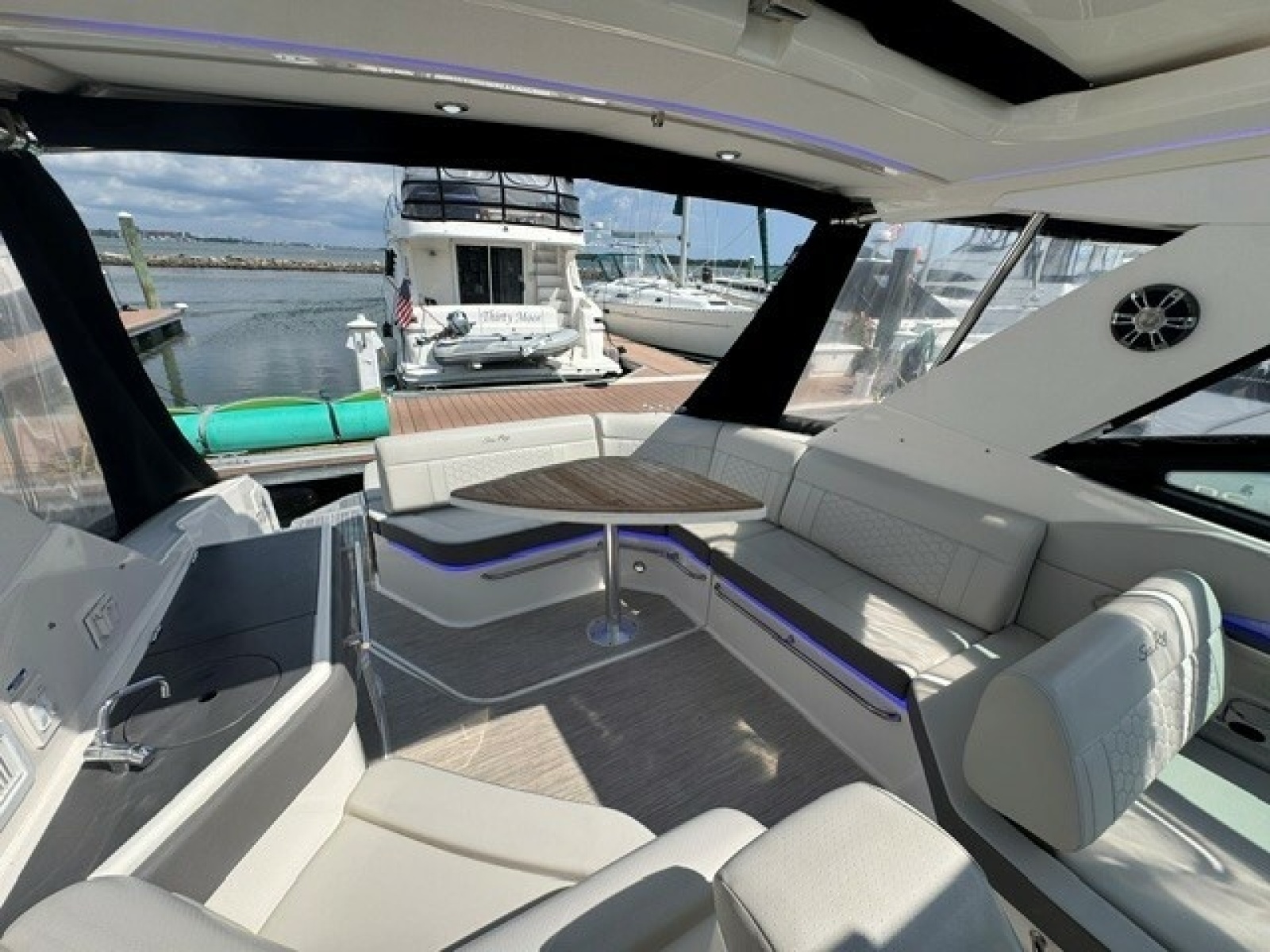2020 Sea Ray 320 Sundancer