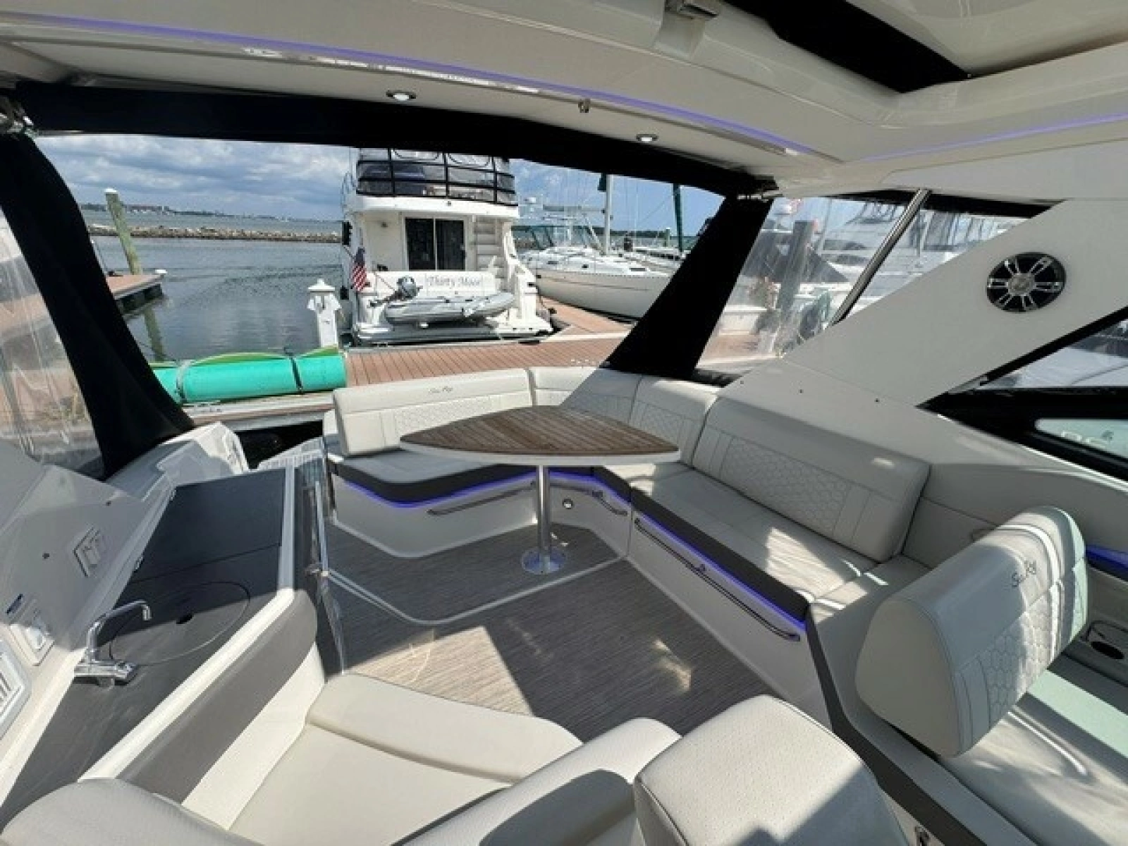 2020 Sea Ray 320 Sundancer