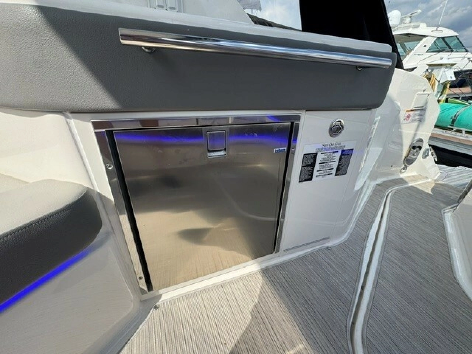 2020 Sea Ray 320 Sundancer