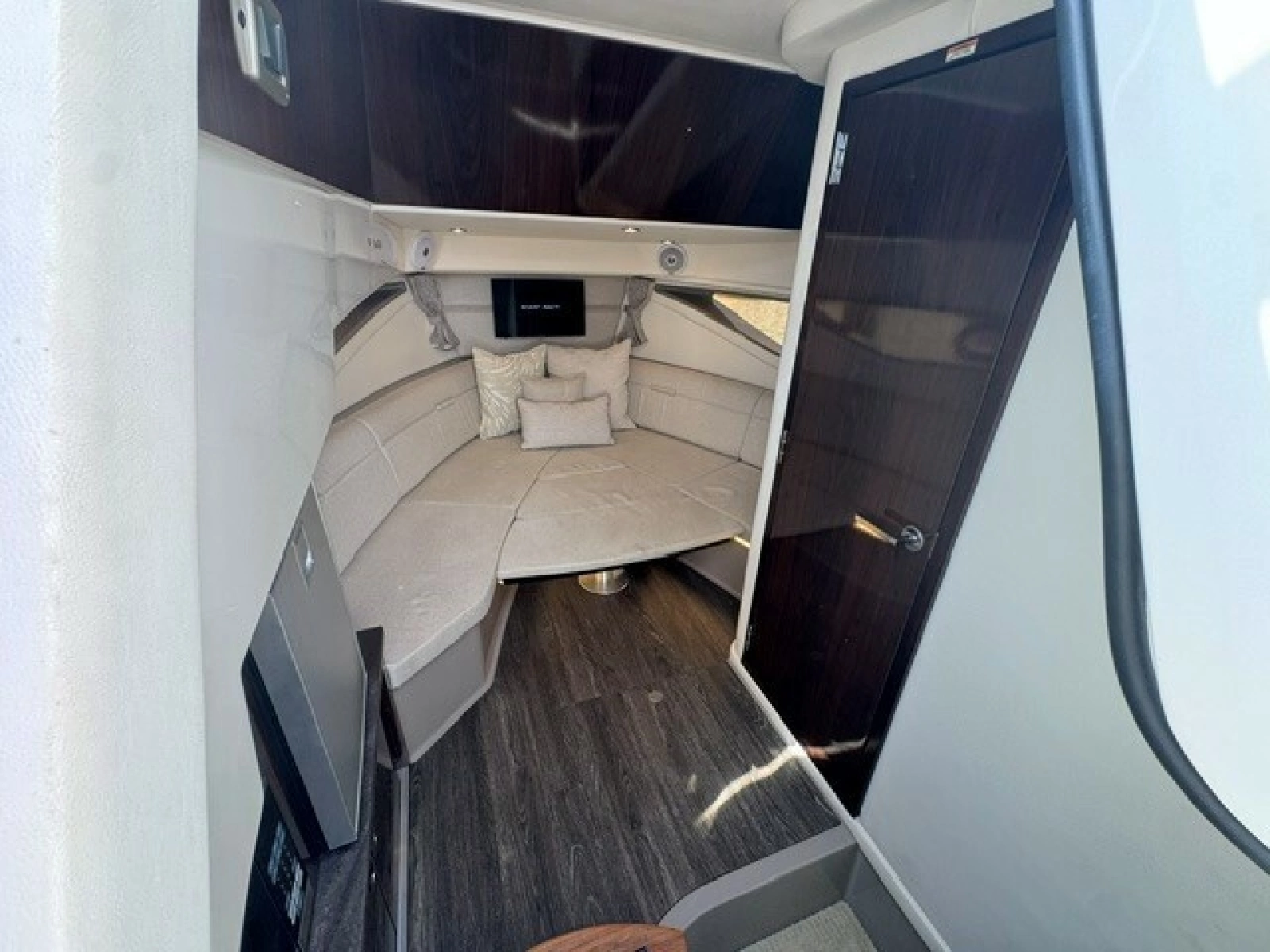 2020 Sea Ray 320 Sundancer