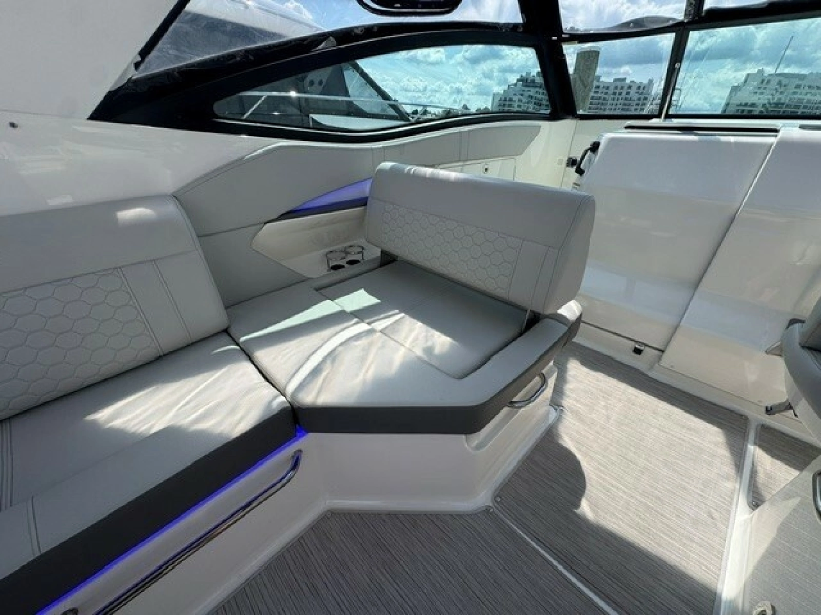 2020 Sea Ray 320 Sundancer