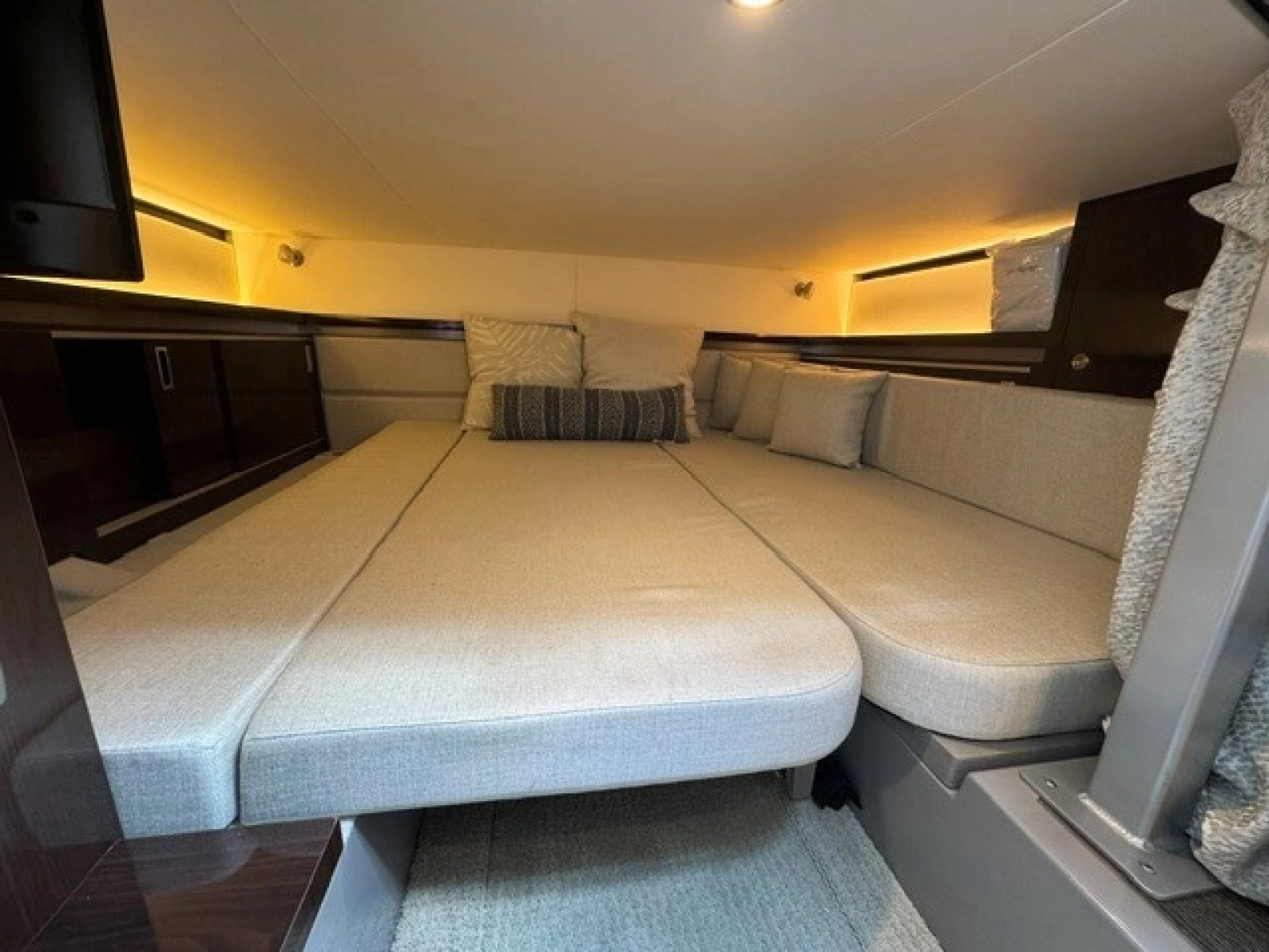 2020 Sea Ray 320 Sundancer