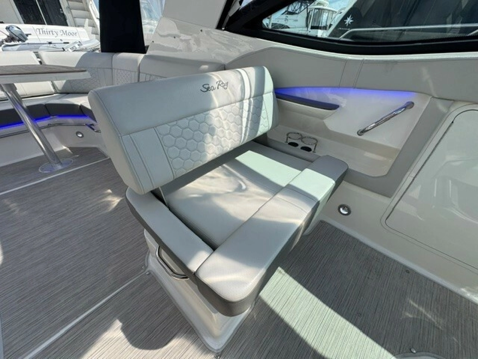 2020 Sea Ray 320 Sundancer
