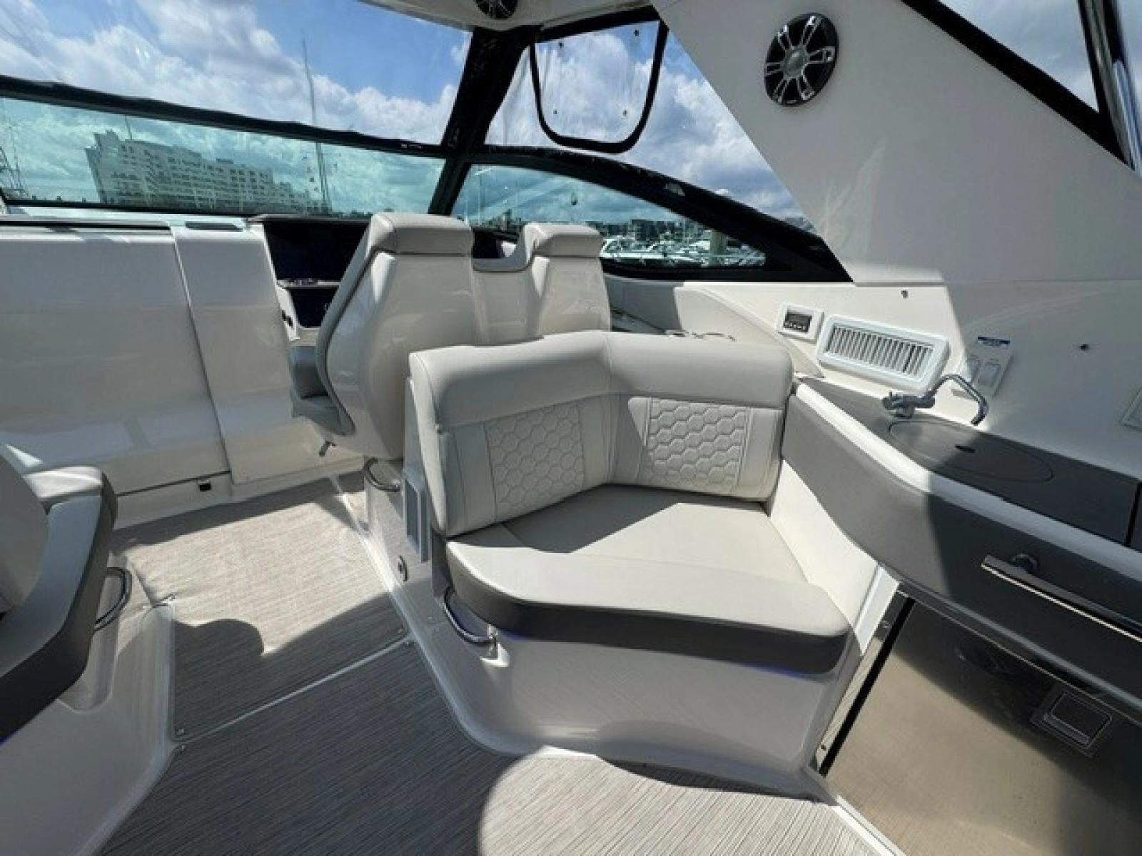 2020 Sea Ray 320 Sundancer