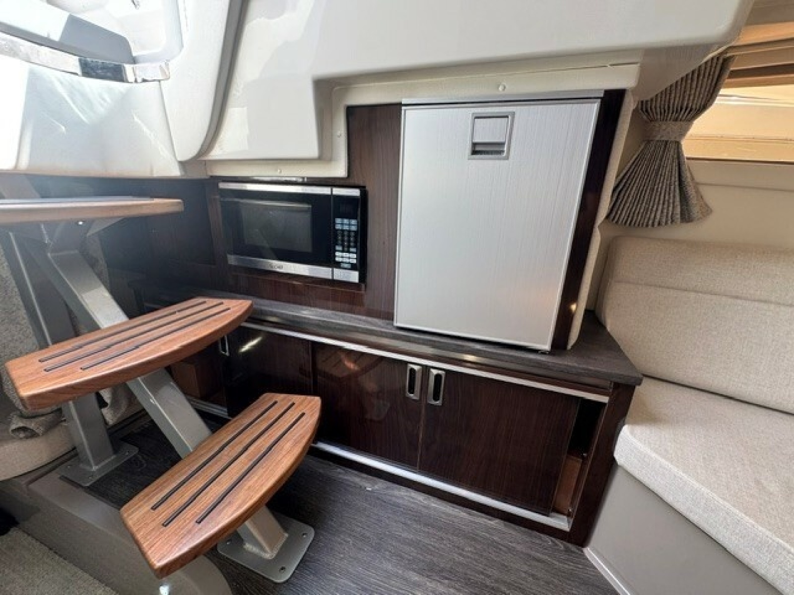2020 Sea Ray 320 Sundancer