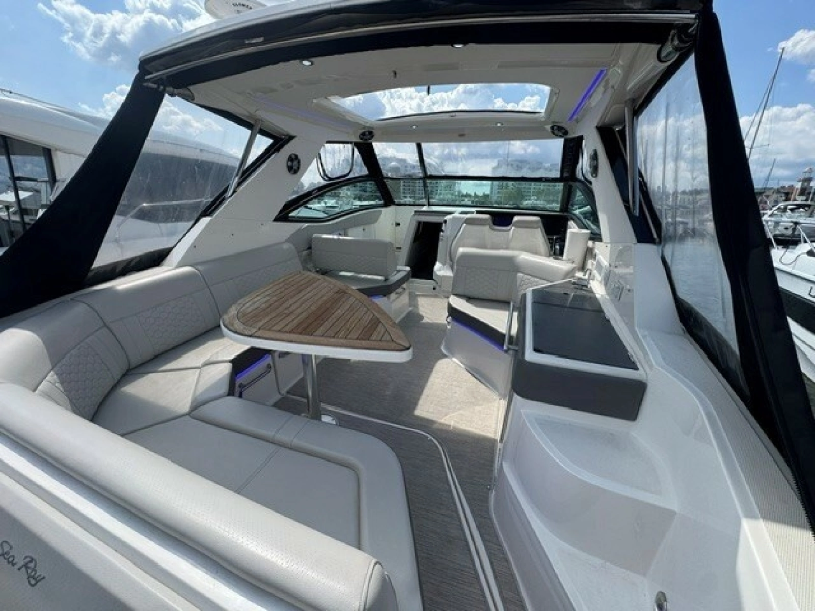 2020 Sea Ray 320 Sundancer