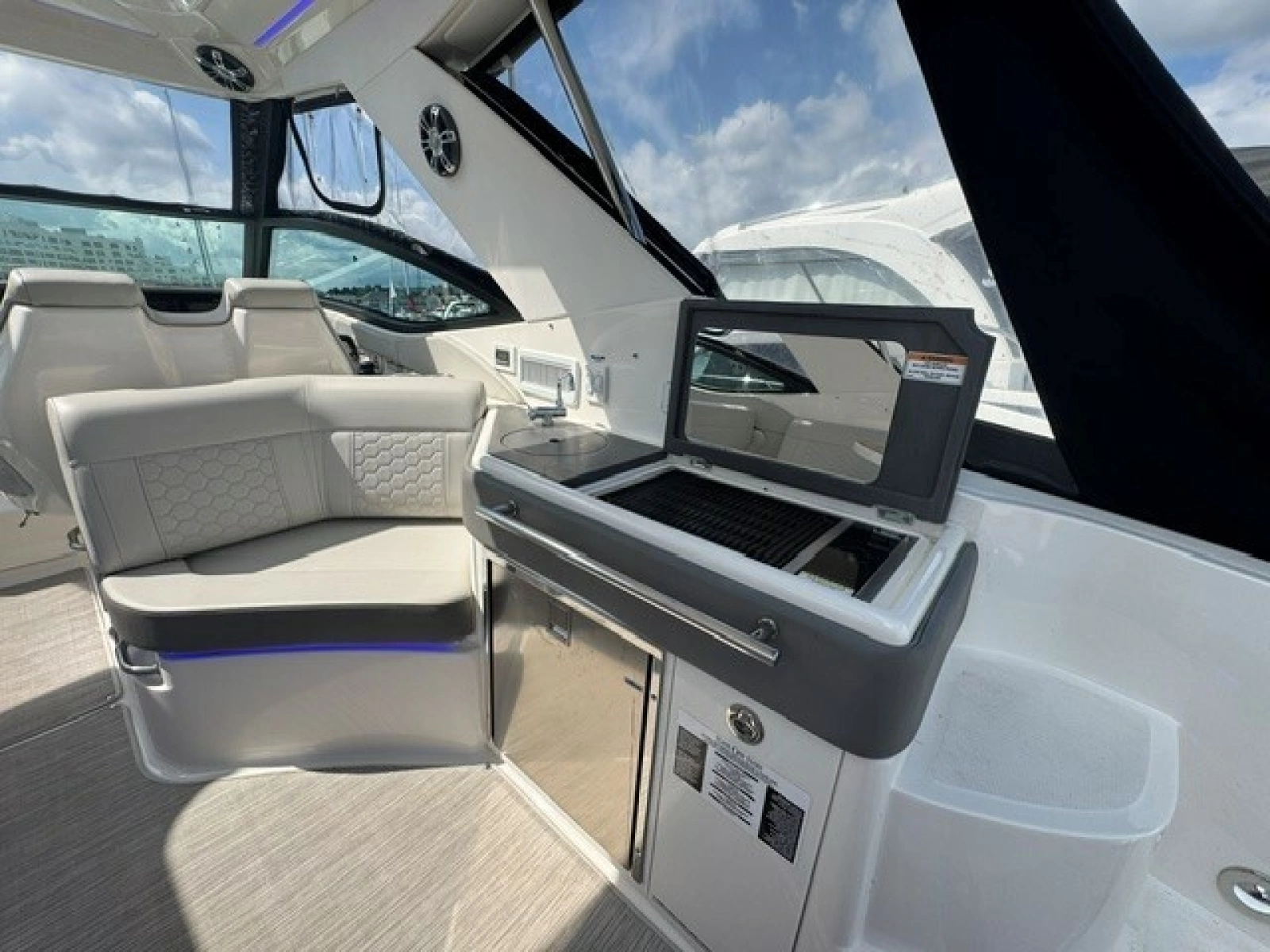 2020 Sea Ray 320 Sundancer
