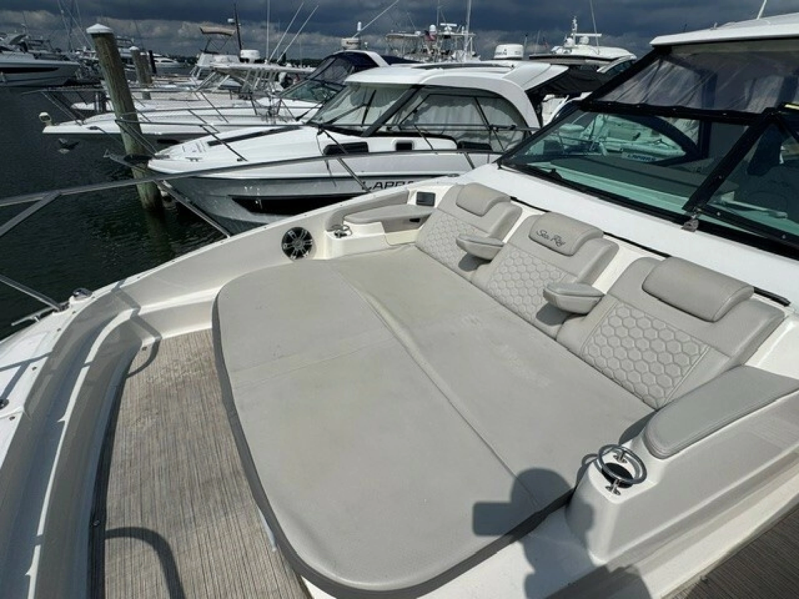 2020 Sea Ray 320 Sundancer