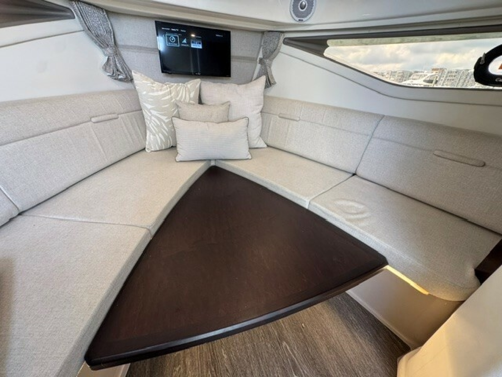 2020 Sea Ray 320 Sundancer