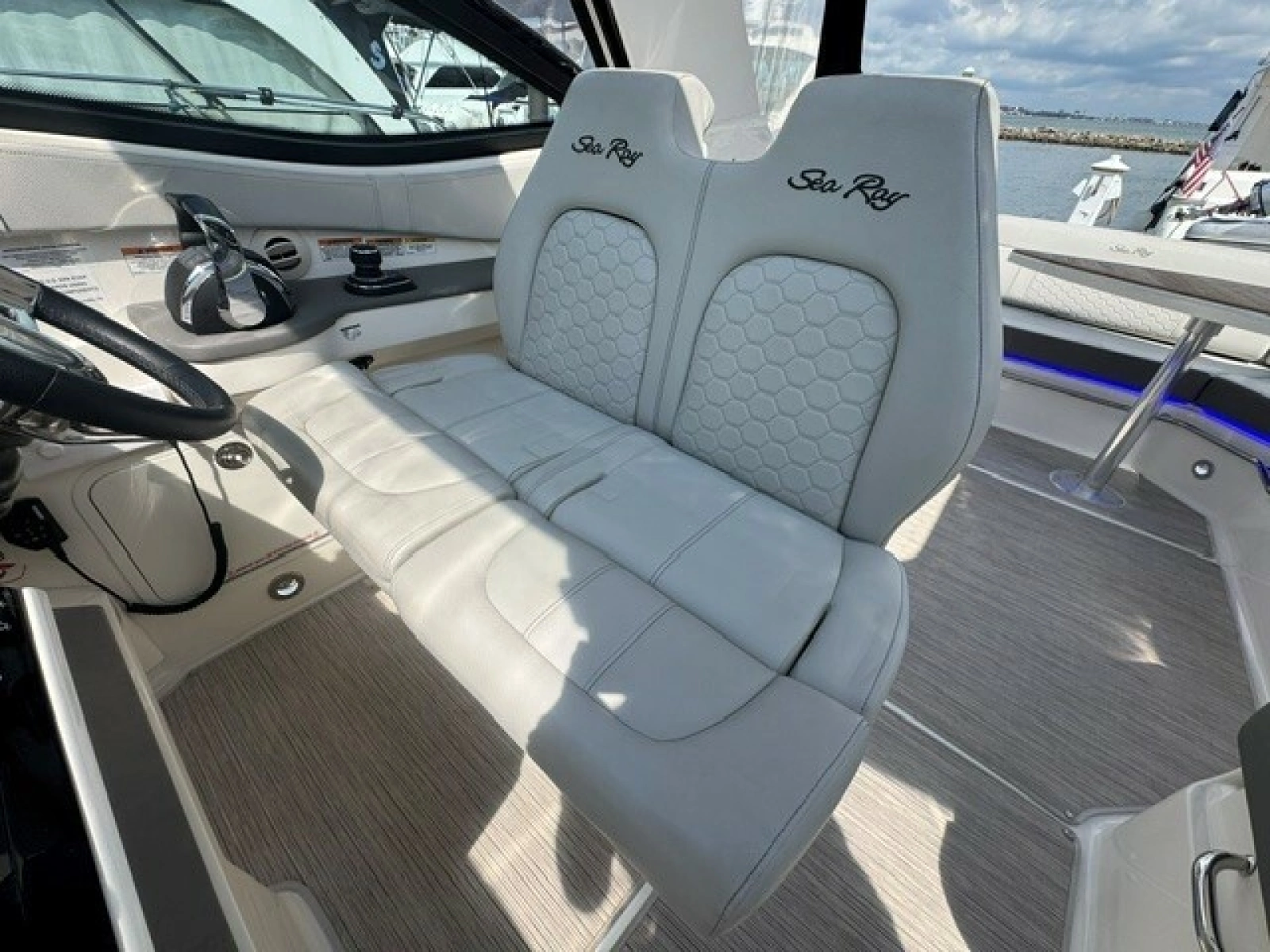 2020 Sea Ray 320 Sundancer