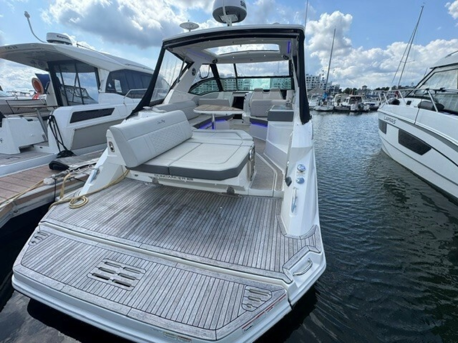2020 Sea Ray 320 Sundancer