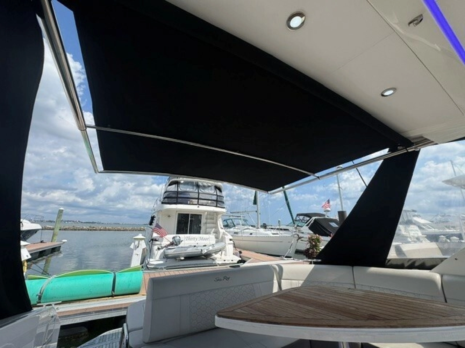 2020 Sea Ray 320 Sundancer