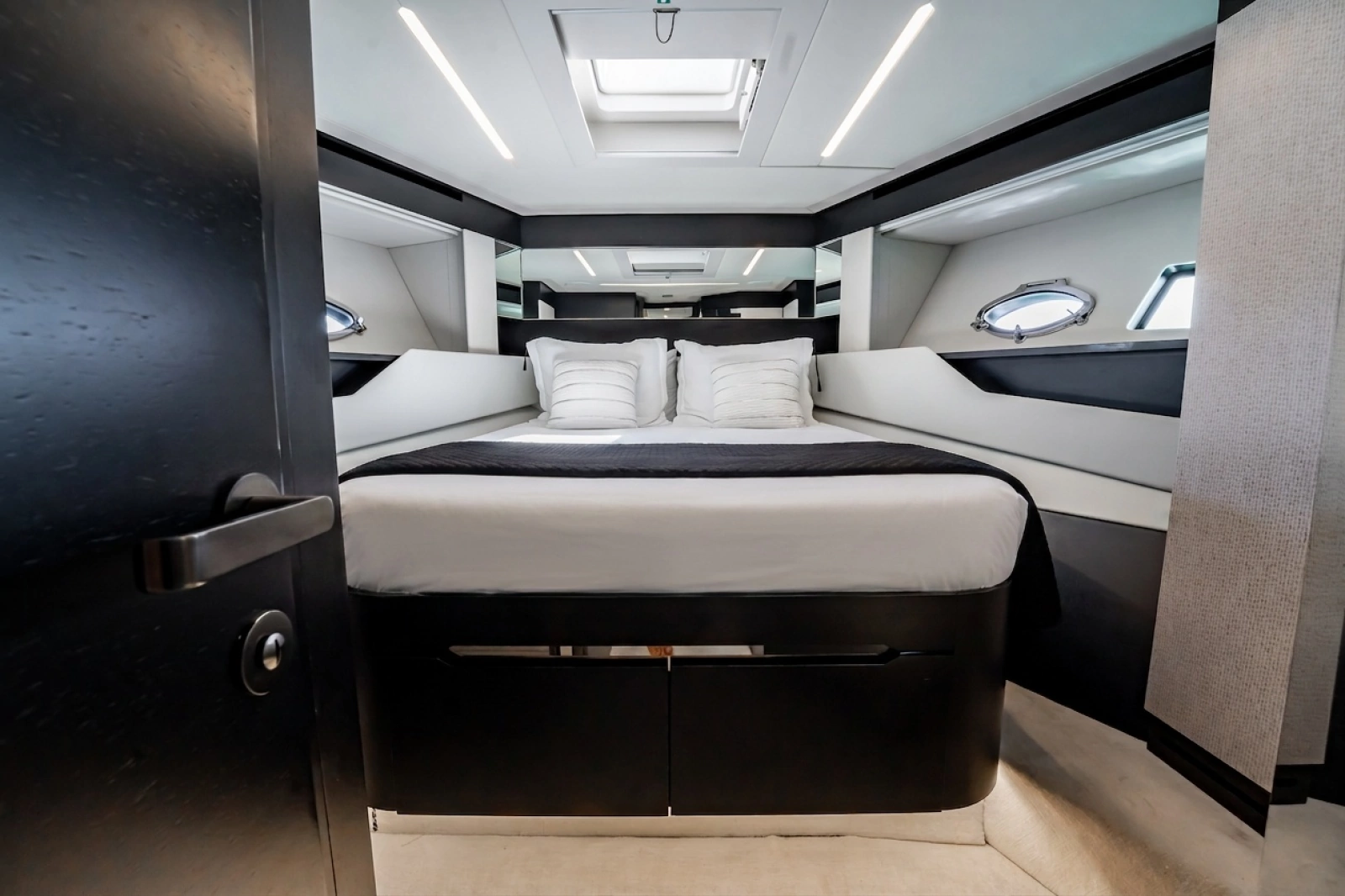 2019 Pershing 8X