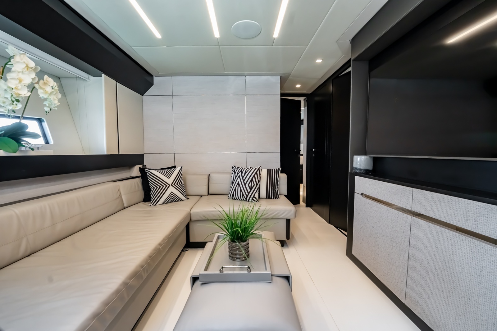 2019 Pershing 8X
