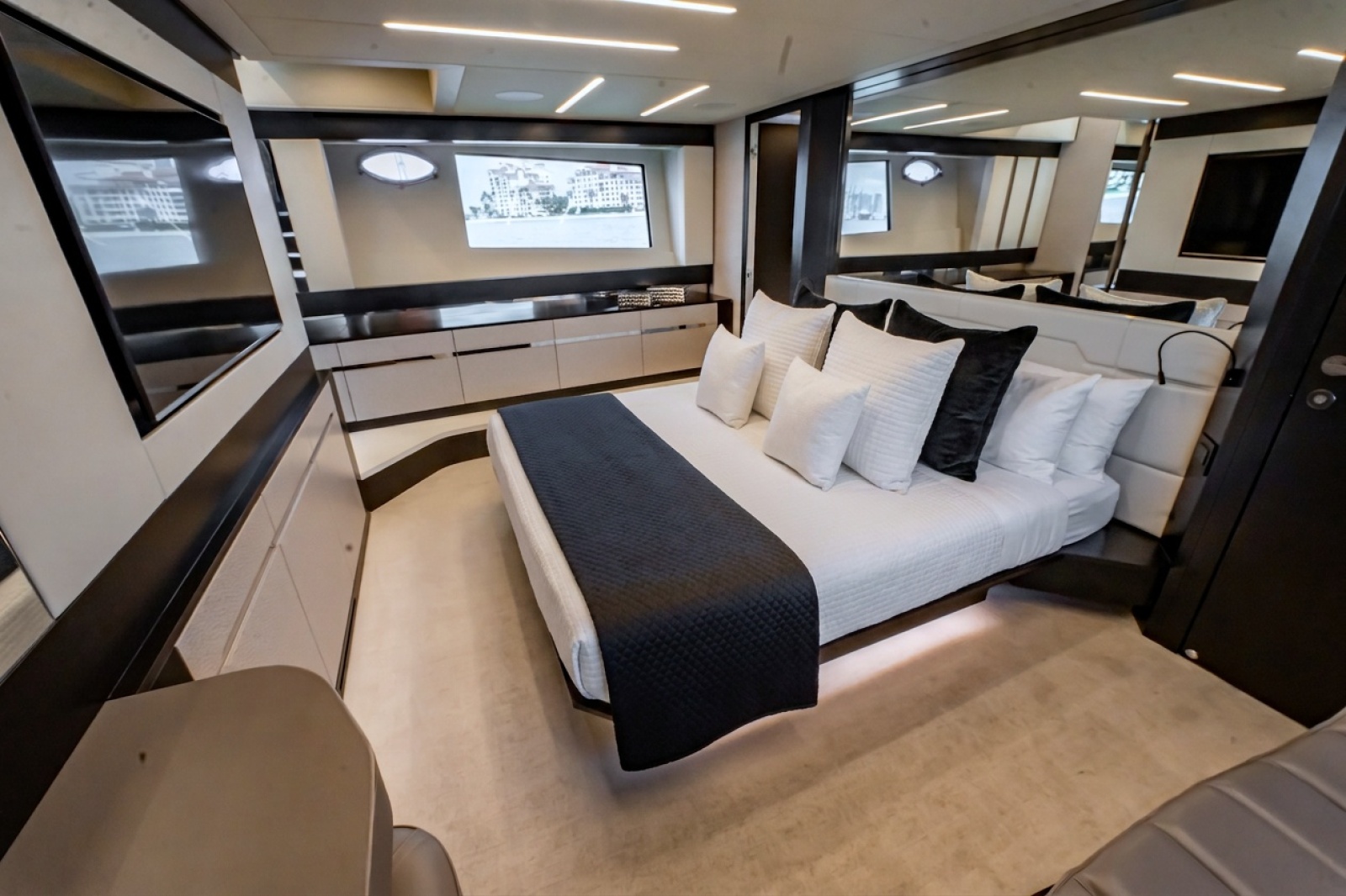 2019 Pershing 8X