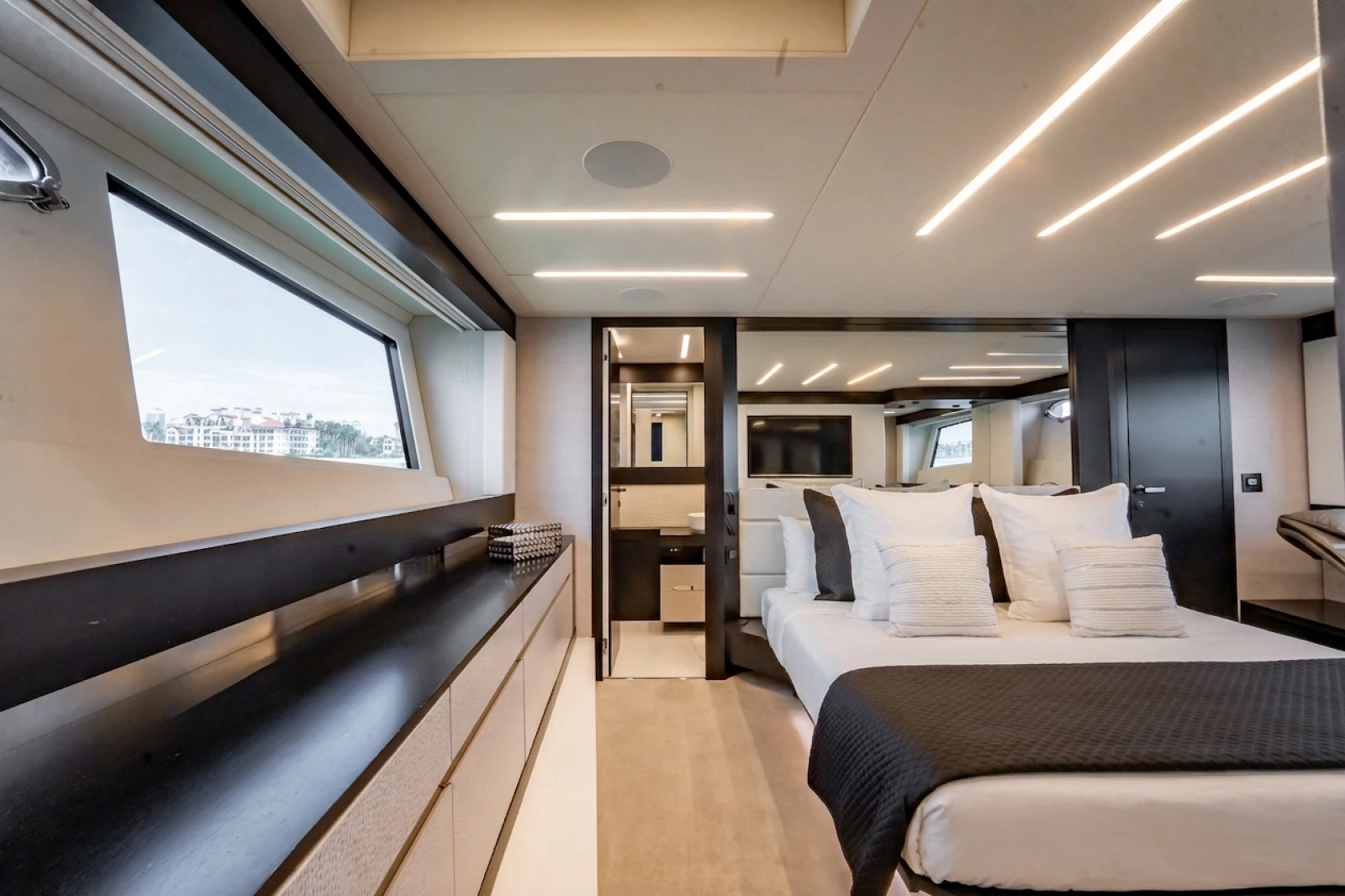 2019 Pershing 8X
