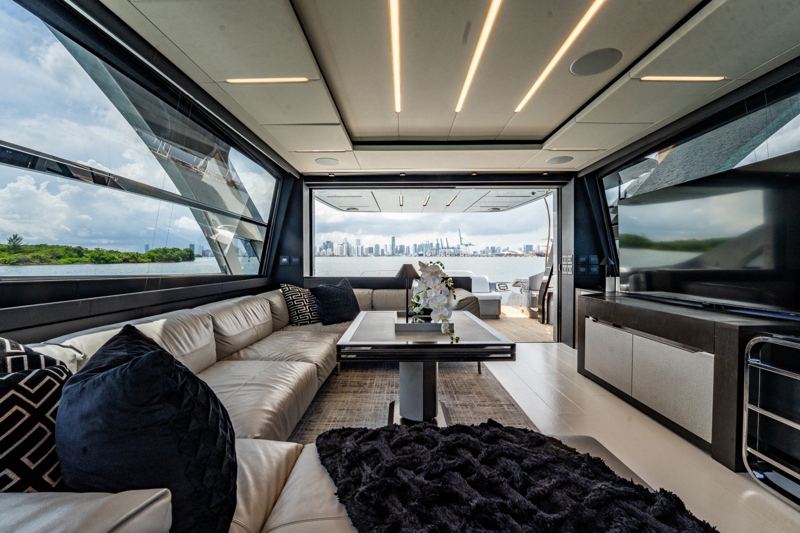 2019 Pershing 8X