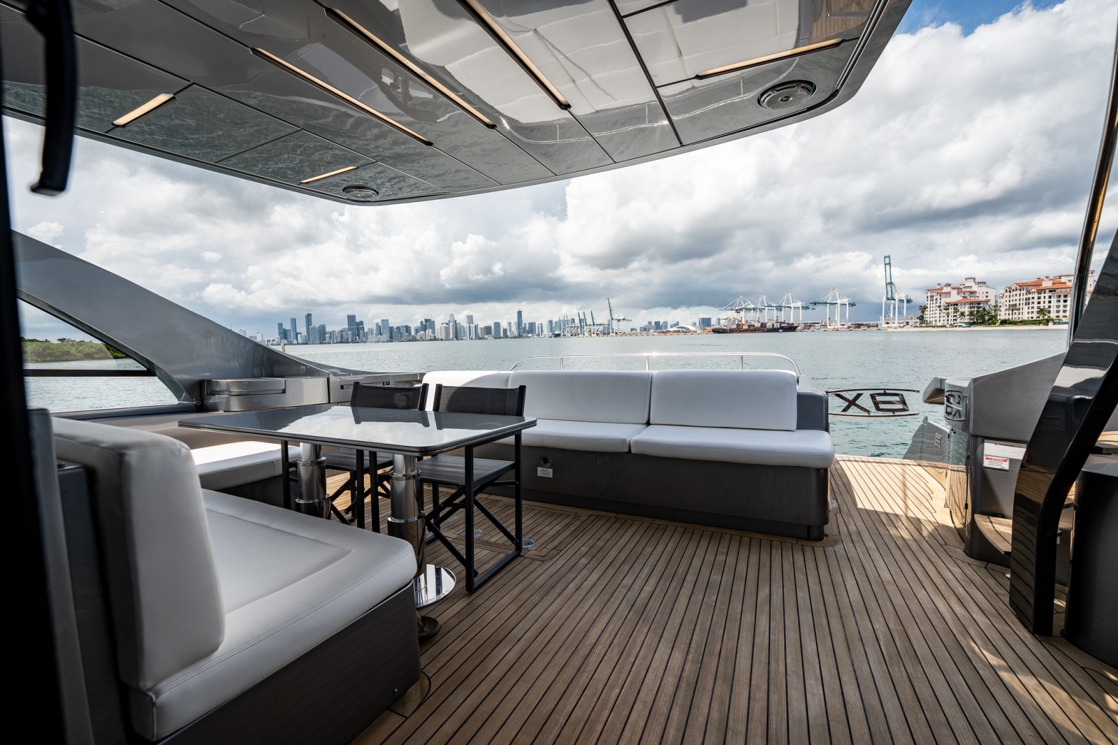 2019 Pershing 8X
