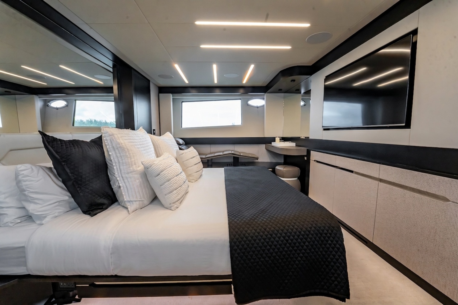 2019 Pershing 8X