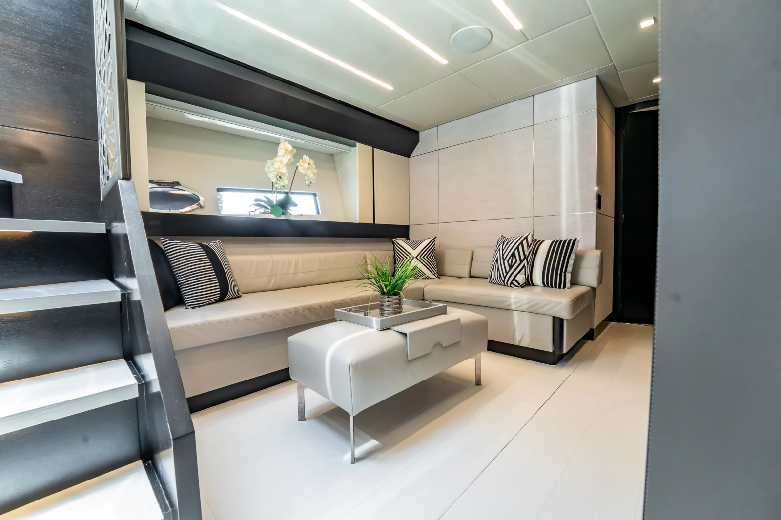 2019 Pershing 8X