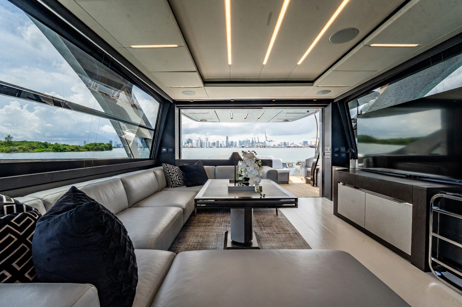 2019 Pershing 8X