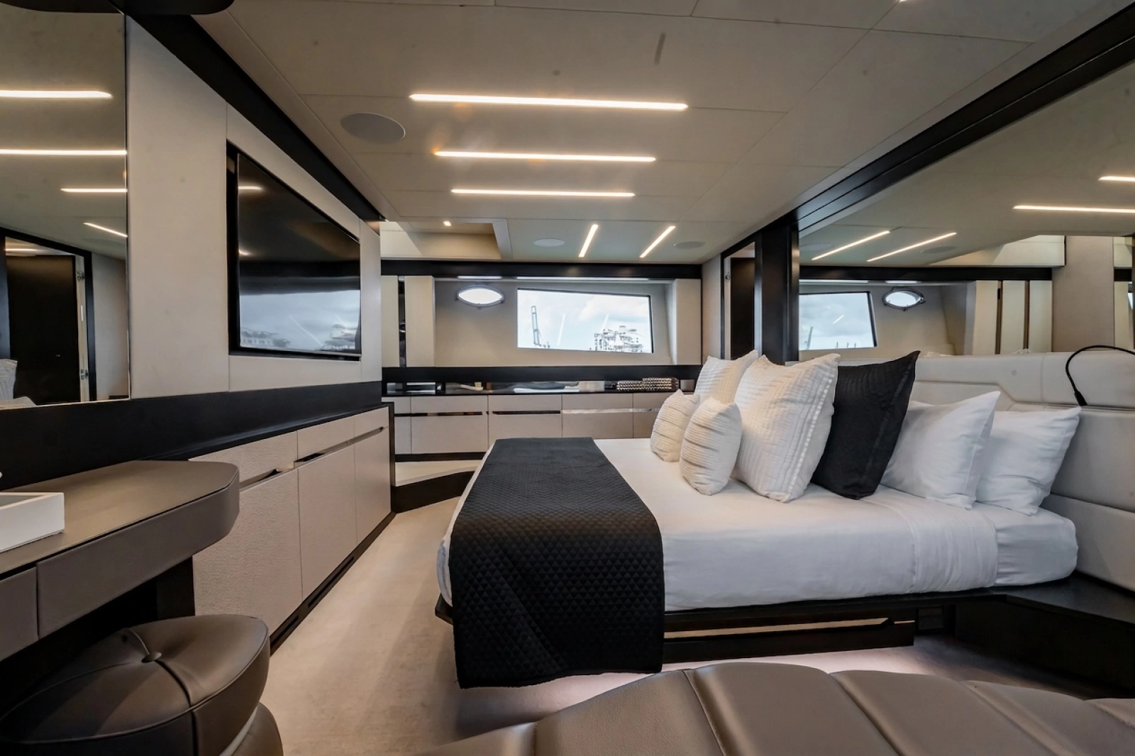 2019 Pershing 8X