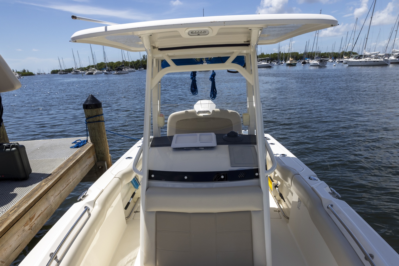 2021 Boston Whaler 230 OUTRAGE